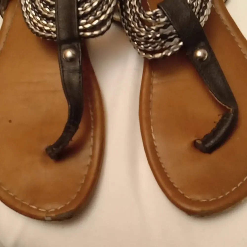 Girl's beaded thong Size 4 Sandal. Beachy, Boho, Comfortable.